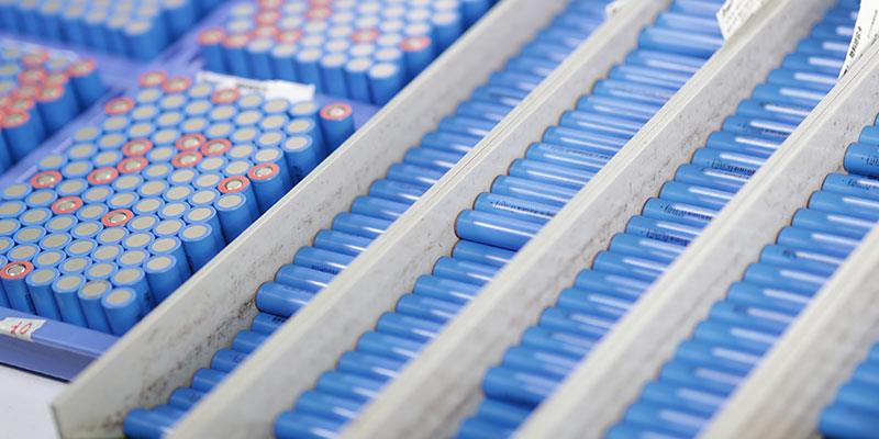 3.7V-18650-battery-cell